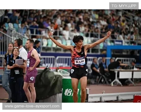 钻石联赛参赛选手完成赛前热身，状态积极