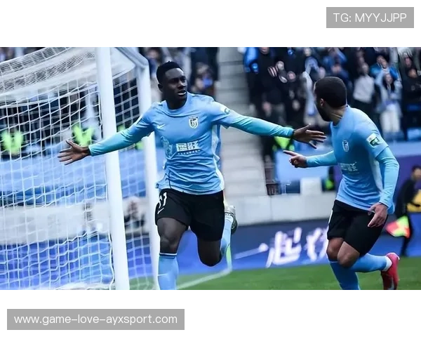 斯坦丘正式加盟大连英博，前中超标王重返大连重披核心战袍