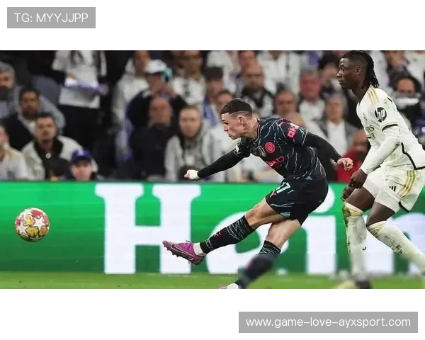 福登内切兜射，皮球击中横梁弹出，福登颠球